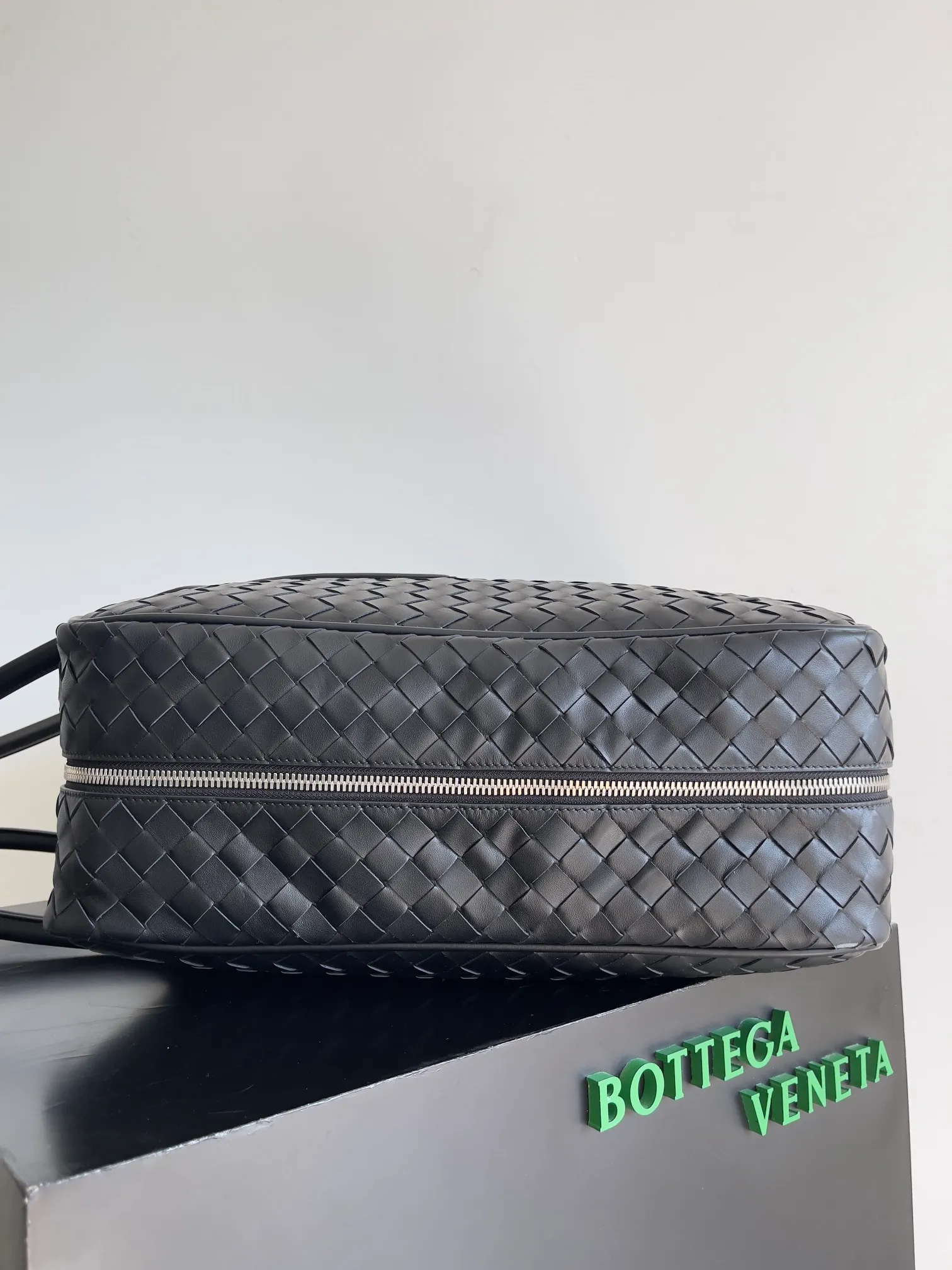 Batch 3960 Let's go on a trip✈️BOTTEGA VENETA men's travel bag is no heavier than a suitcase. The capacity and lightness of this travel bag are really suitable for short trips. The soft cow leather reduces the burden on the hands. The capacity is very nice. Style number: 765620 Size: 50*41*15cm